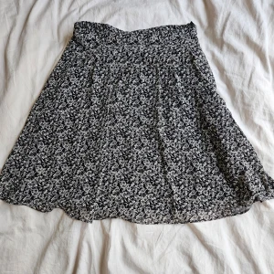 Kjol - Använd fåtal gånger, inga defekter.