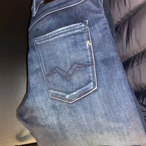 Replay - Slim Fit Anbass  - Replay Jeans - modell Anbass 573 BIO. Är i riktigt bra skick. Köpta på Replay för 1600:-. Storlek 30/30. Skriv vid frågor eller liknande 🙌🏻