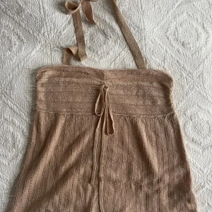 Topp - Snygg beige/rosa glittrig topp, supersnygg till sommaren💗Den går att använda med band som man knyter runt nacken, eller utan. 