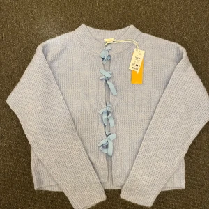 Stickad tröja från gina  - Säljer denna helt oanvända stickade tröjan från Gina. Köpte för 300 säljer för 150! Passar mig som har storlek xs