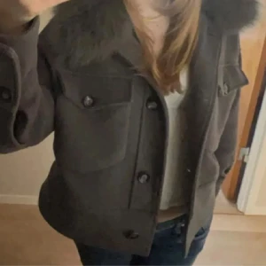 MEOTINE jacka - Supersnygg och elegant kappa !!❣️❣️ nytt skick och endast använd ett fåtal gånger !! VIRAL VÅR, SOMMAR OCH HÖST JACKA .Inga defekter och man får även ett Maria Nilsdotter liknade halsband på köpet (sista bilden) finns i silver och guld ❣️kanske någon liten tråd som hänger ut ur en knapp