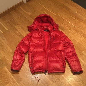Röd Ralph lauren jacka - Röd Ralph lauren ligger jacket i storlek xs. Använd endast ett fåtal gånger, skick 9,5/10. Nypriset är 4800kr. Priset är inte hugget i sten.