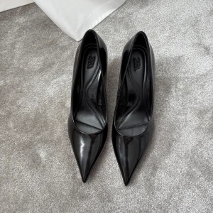 Svarta pumps Zara - Snygga svarta klackskor från Zara i en spetsig design, pumps. ENDAST testade, helt nya! 8cm klack! 