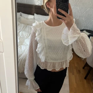Söt blus med volanger - Säljer en söt vit blus med volanger och prickigt mönster. Inte genomskinlig🤍