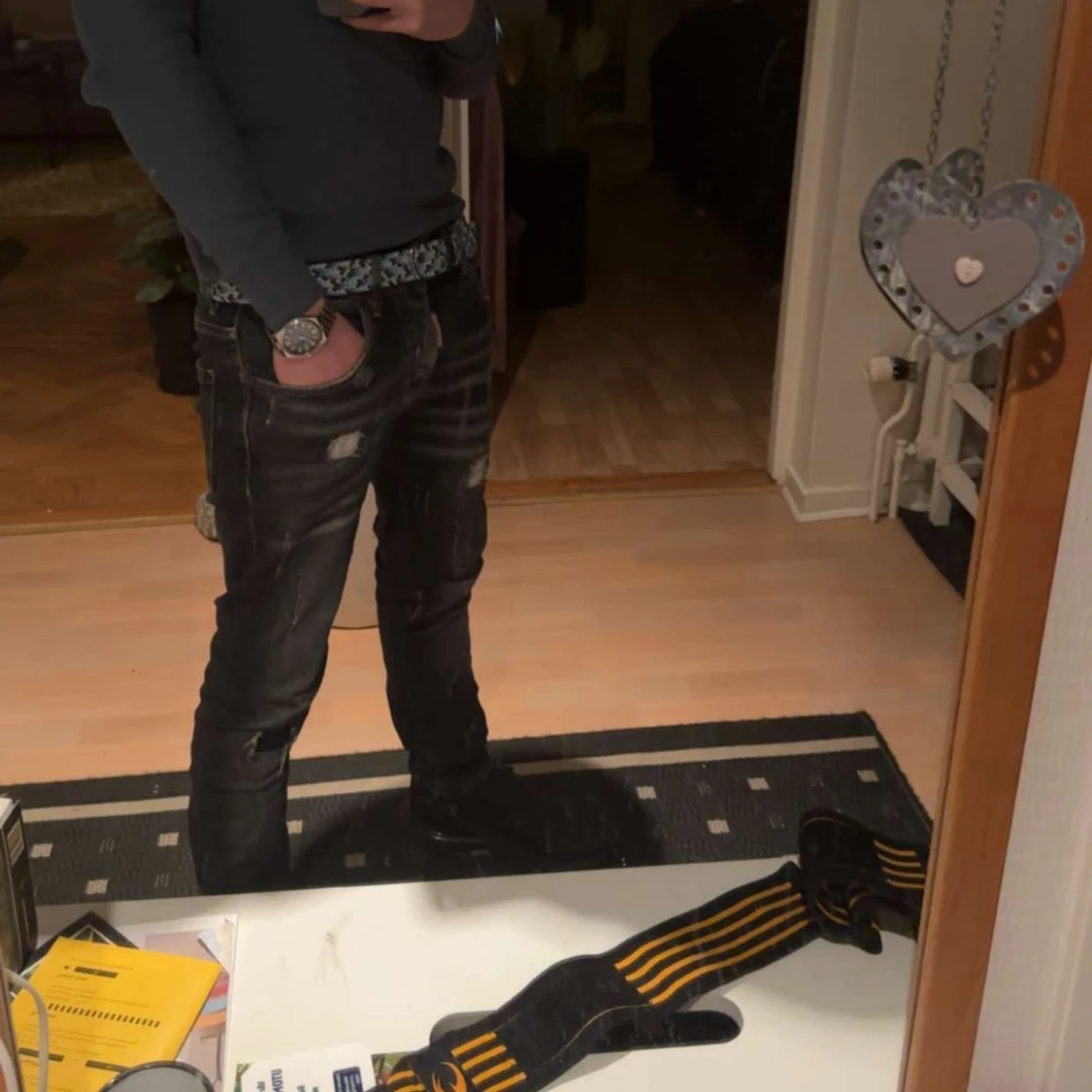 Blå jeans med slitningar - 2