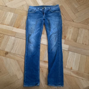 Blå jeans från Denim Birds - Snygga blå jeans från Denim Birds, fräscha, rena och hela och nästan intill oanvända. Frågor? Kontakta mig på Plick!