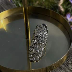 Unik silver ring med små stenar 🩵