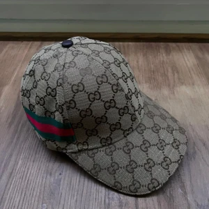 Beige Gucci keps. Onesize - Gucci keps i mycket bra skick använd i 2 dagar ny tvättad och är ren