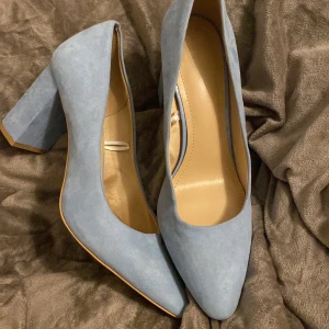 H&M - Skor från h&m som inte jag fått någon användning av. Jätte fina mocka skor i en ljusblå nyans.