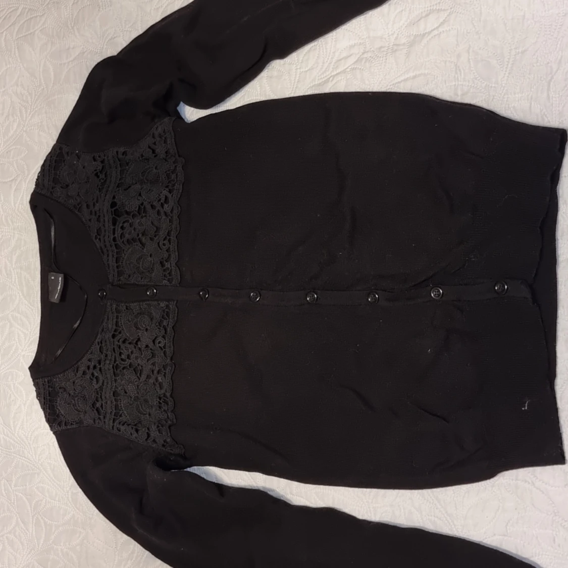 Svart kofta med spetsdetaljer, st S