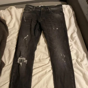 Jack n jones jeans med revor - Helt nya jack n jones byxor, aldrig använda. Sitter hyfsat slim då modellen är slim fit. Väldigt sköna och sitter bra👍