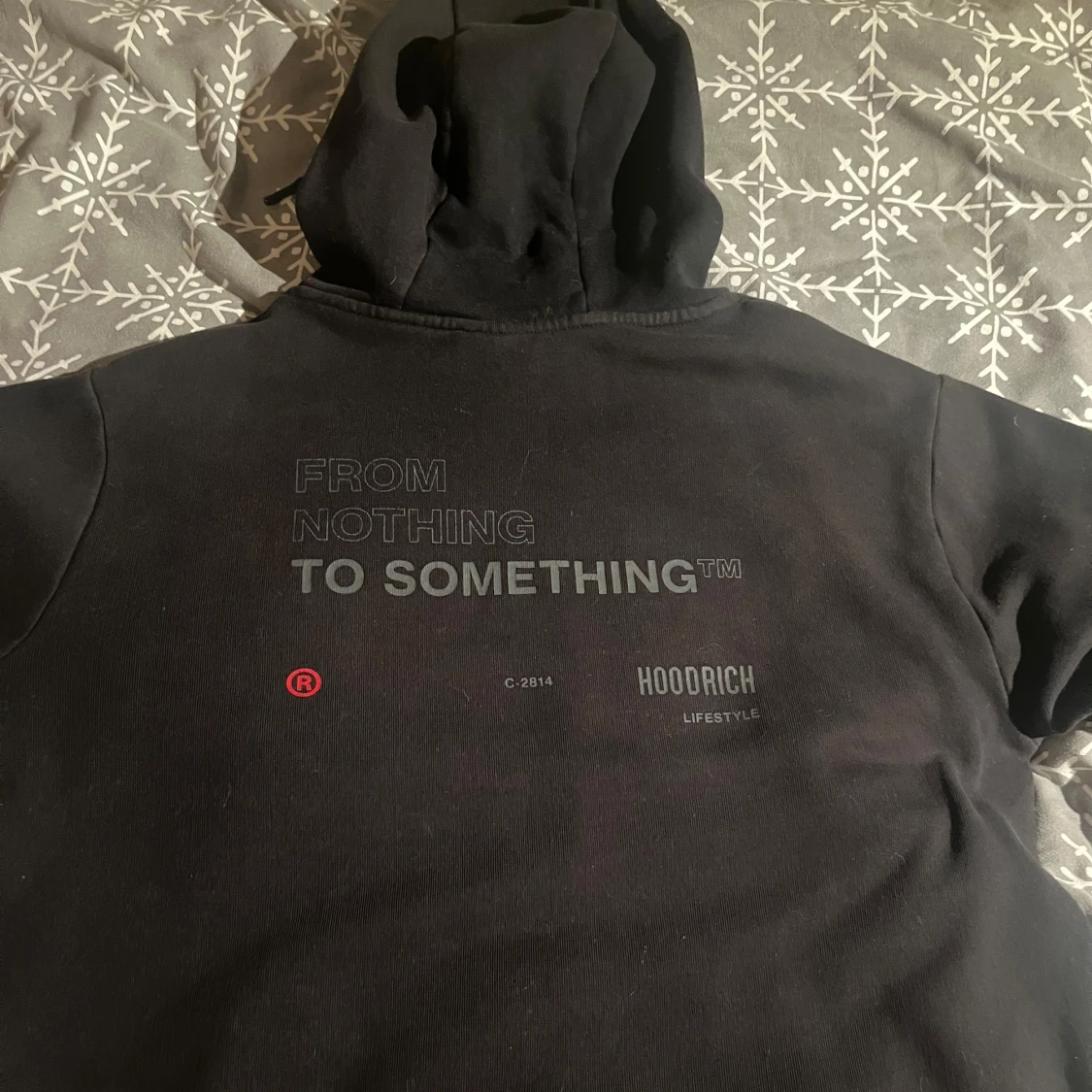 Svart hoodie från Hoodrich - 1