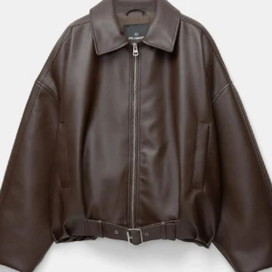 Söker Brun skinnjacka från Pull&Bear - Söker denna jacka från Pull&Bear i storlek Xs ,S eller M