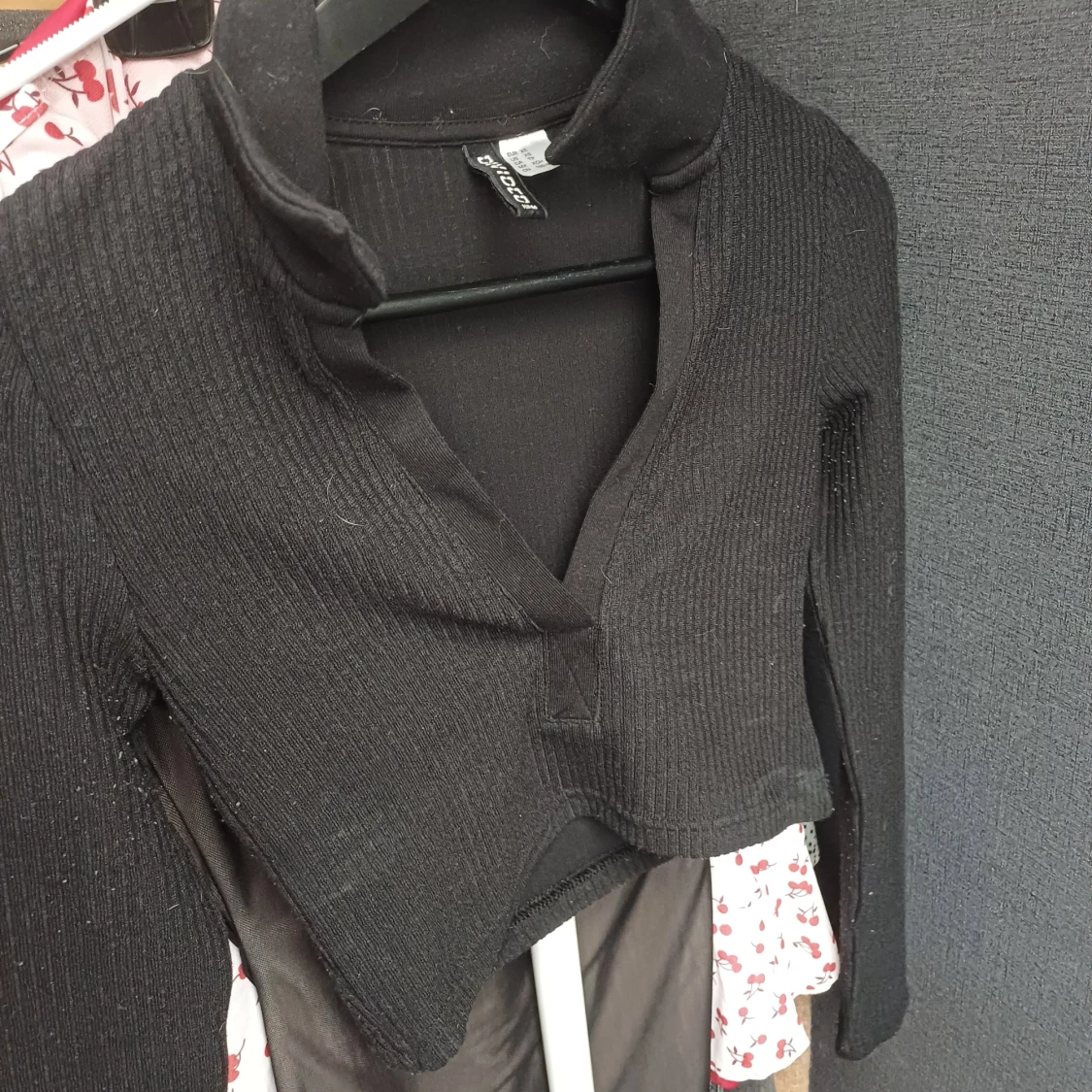 Svart ribbad tröja från Divided