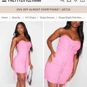 Rosa axelbandslös klänning från PrettyLittleThing - Snygg rosa axelbandslös klänning med snörning framtill från PrettyLittleThing. Perfekt för en kväll ute med vänner. Klänningen har en tight passform som framhäver figuren.