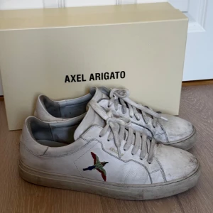 Vita sneakers från Axel Arigato - Säljer ett par riktigt schyssta axel arigato skor i strl 42. Skorna har tecken på användning men fortfarande väldigt mycket kvar att ge i sulan med mera. Priset är inte hugget i sten så tveka inte att höra av dig.