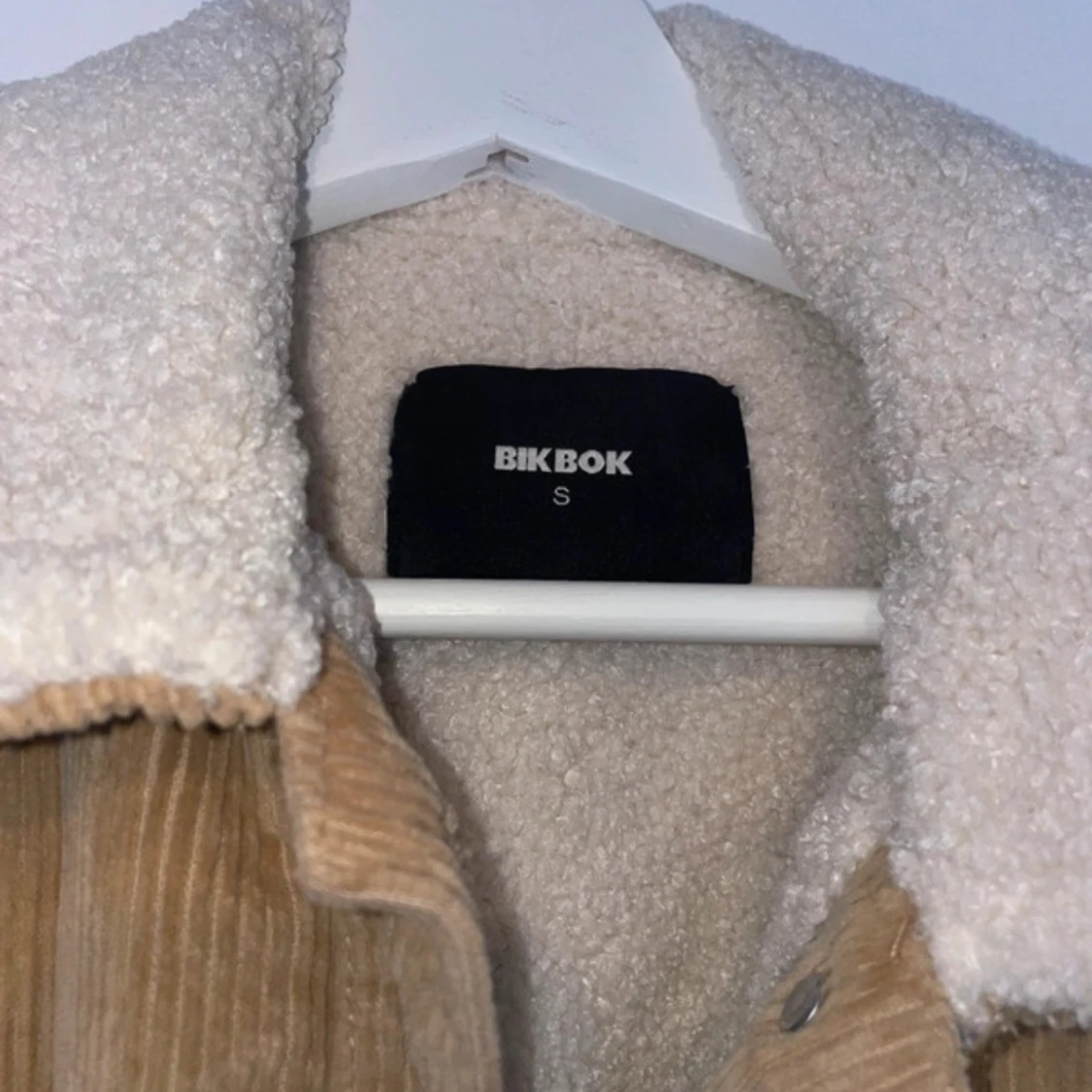 Beige manchesterjacka från Bik Bok - 2