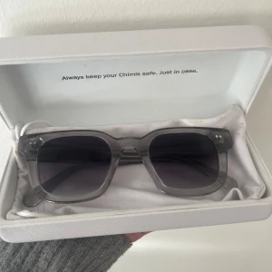 Chimi solglasögon - Gråa Chimi solglasögon i modell 04. De är väl använda men har inga större defekter. Skriv för fler bilder/defekter. Pris kan alltid diskuteras 