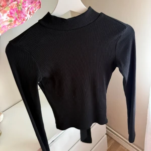 Open Back Top - Liten ”festligare” topp ifrån Gina tricot. Har dessvärre inte kommit till användning, därav prislapp även kvar!, normal i storleken 🌷