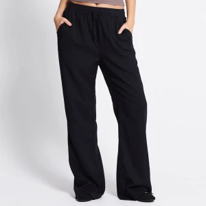 Svarta linnebyxor  - Linnebyxor från lager 157. aldrig använd, inga defekter osv. Har en ficka på baksidan. (linnebyxa denise) 