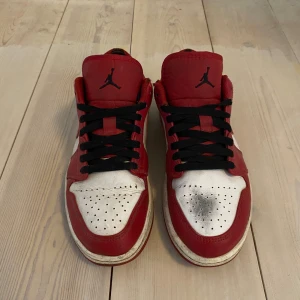 Air Jordan 1  - Jordan 1 bull red. Bortsett från att de är lite smutsiga är de i ok skick och är relativt sparsamt använda. Hör av er för frågor!