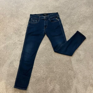 Replay anbass  - Snygga mörkblå jeans från Replay i modellen Anbass. Dem är i nästintill nyskick utan några defekter. Storleken är W31/L30. Hör av er vid frågor eller funderingar📩