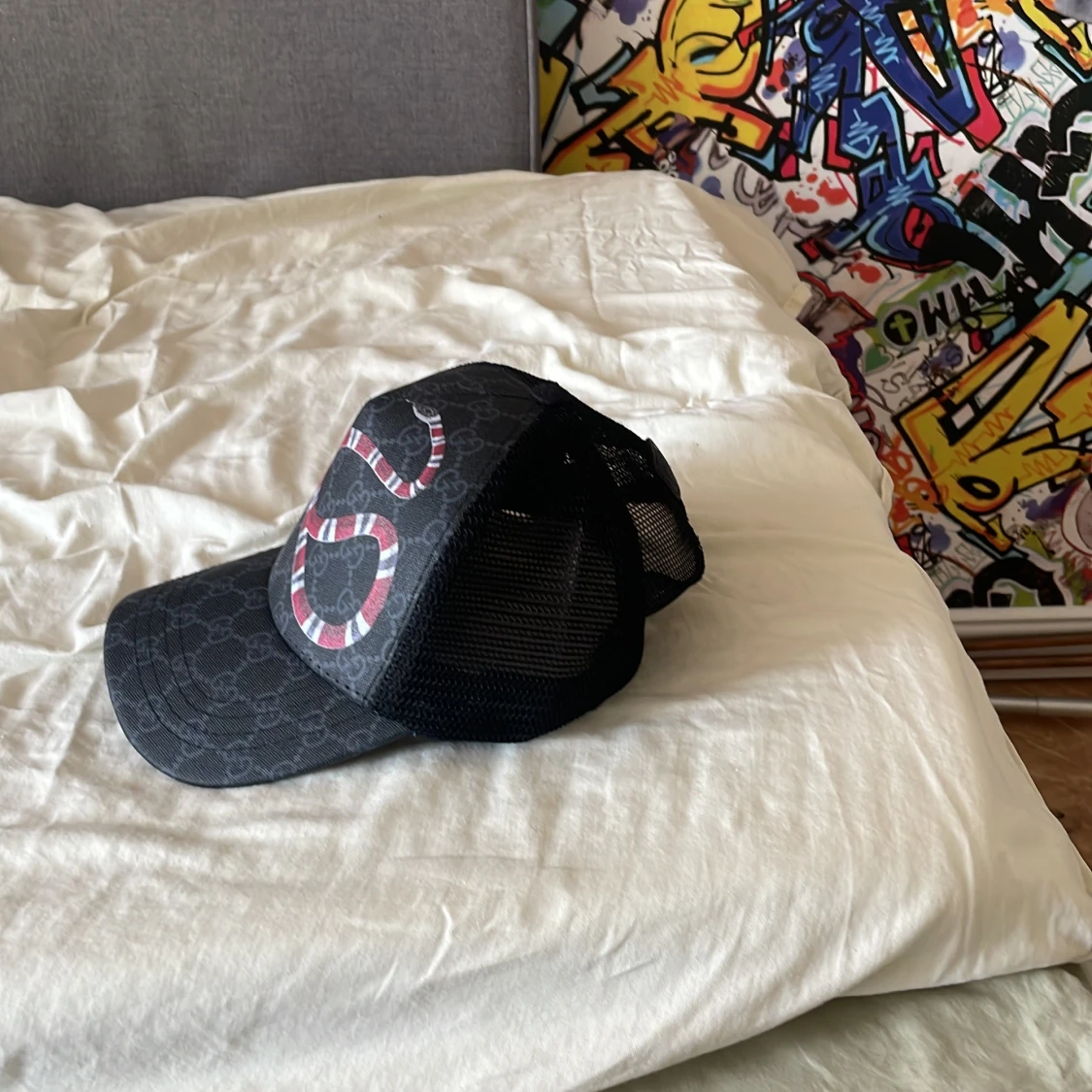 Svart keps med ormmönster - 1