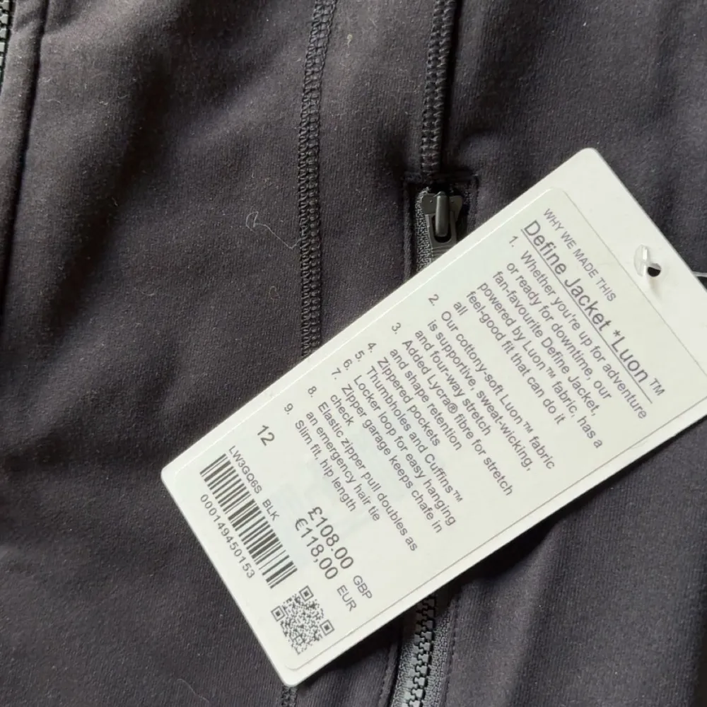 Säljer en svart Define Jacket från Lululemon i ett stretchigt och bekvämt material. Jackan har en dragkedja framtill och långa ärmar. Pris diskuteras ej! . Takit.