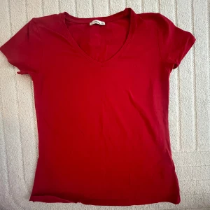 Röd LTB t shirt - basic röd LTB t shirt knappt använd storlek XL men funkar som M och mindre