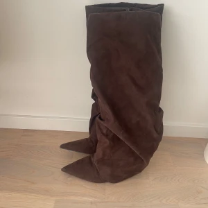 Nelly klackskor  - Höga klackskor från Nelly som är använda en gång endast. OBS! Tyget blev ju trampat på så det är ju sönder undertill men det syns inte när man har på dem😂