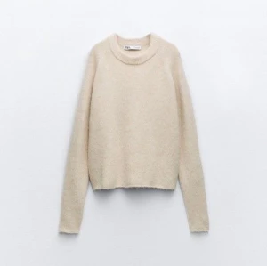 Beige stickad tröja från Zara - Mysig beige stickad tröja från Zara som är slutsåld. Jättebra skick och storlek M men passar som S eller XS