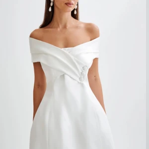 Meshki vit kort klänning  - Elegant vit kort klänning från Meshki, tänkt som studentklänning men den är tyvärr för liten för mig! Super fin och vackert material, helt oanvänd med lappar kvar. Pris kan diskuteras, nypris är runt 1500 plus frakt. (Eventuella returer till hemsidan kräver även fraktkostnader på ca 400kr).