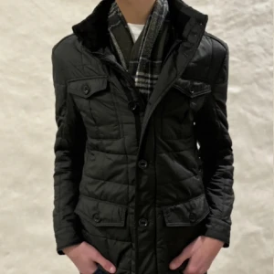 Jacka från zara  - Snygg jacka från zara med knappar och dragkedja. Jackan har långa ärmar och flera praktiska fickor. Perfekt för kyligare dagar.