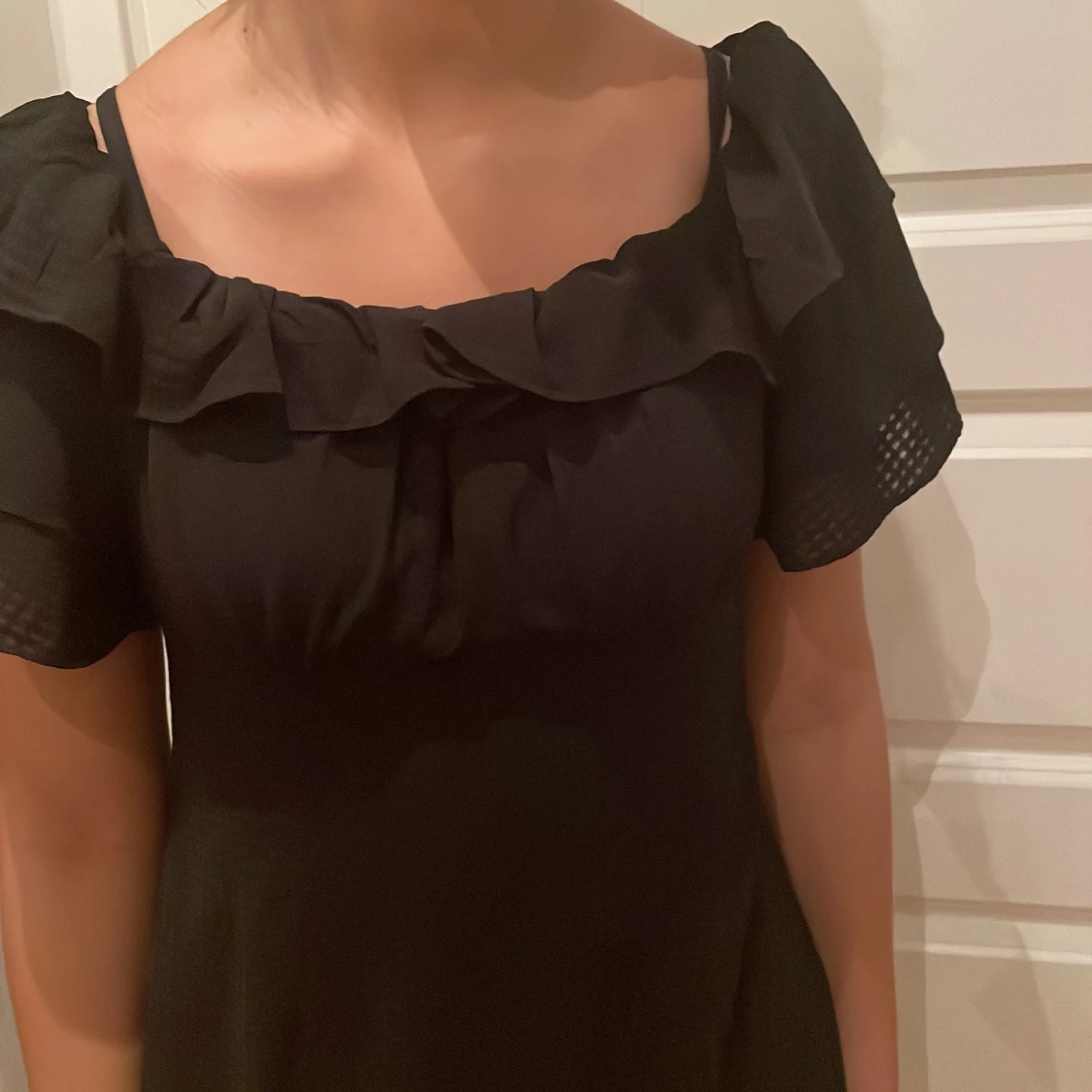 Svart klänning med volangdetaljer - 2