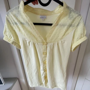 Ljusgul blus  - Söt ljusgul blus från ”stockh lm” i storlek s!!💝