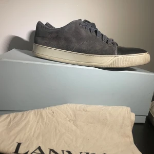 Lanvins - Säljer dessa tvär feta lanvins i storlek 42-43. Skicket på skorna är 8/10🤩 Vid köp av skorna ingår box och dustbag❗️ För fler bilder eller övriga fråga kontakta gärna oss☺️