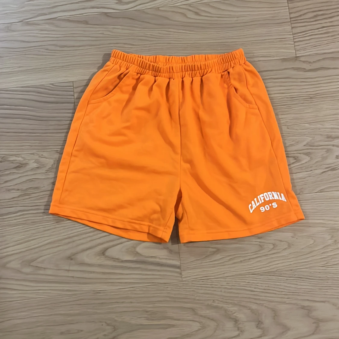 Orange shorts med tryck