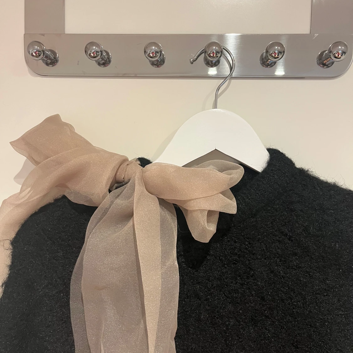 Svart tröja med beige rosett - 2