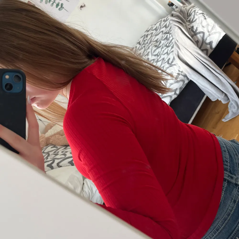 Säljer en snygg röd ribbad topp med lång ärm och djup rundad hals. Perfekt för att lägga till en färgklick i garderoben. Andvänd fåtal gånger💕. Neuletakit & Villapaidat.