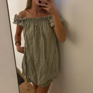 Grön klänning - Jättefin off shoulder klänning från zara. Behöver strykas men annars jättefint skick! Passar nog flera storlekar