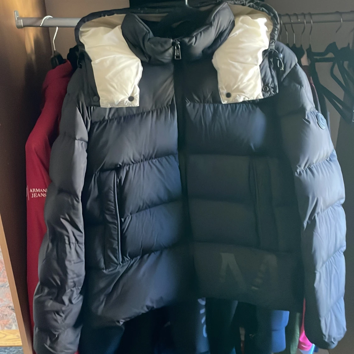 Svart och vit pufferjacka från Moncler