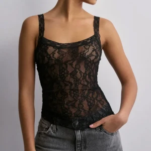 Svart spetslinne - Topp från Nelly, slutsåld i den här storleken (xs)💖 oanvänd med lapp kvar, köpt för 249kr