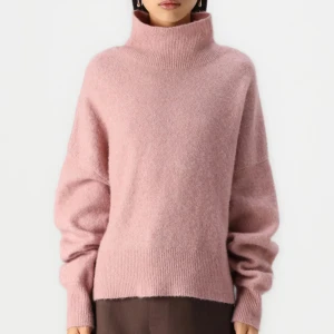 Rosa polotröja i kashmir - Säljer en supermjuk rosa polotröja från samsøe samsøe. Aldrig använd i jättebra skick💕 Nypris 1117kr