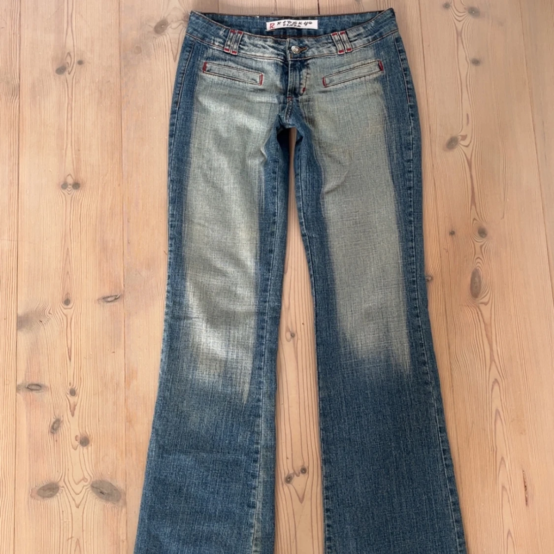 Blå jeans med broderi från Red Sky - 1