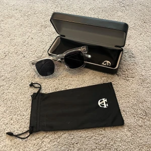 Solglasögon från Allcap1 - Säljer dessa schyssta glasögon från allcap1 som ska efterlikna chimi’s. Dem är slutsålda på allcap1 just nu och när dem väl kommer tillbaka k lager brukar dem vara väldigt eftertraktade. Så passa på att köpa dessa brillor nu inför vår och sommaren. Dem kommer med allt som fås med orginal, så glasögon, putsduk, påse och hårt fodral. Hör av er vid frågor eller funderingar📩