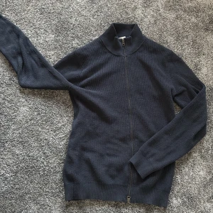 John Henric fullzip  - Hej! Säljer en John Henric tröja som har en ”kashmir mix” där de är både cotton och kashmir. Den är i gott skick och är knappast använd. Hör av er vid frågor !