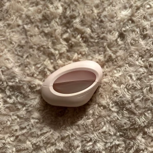 Parfym från Ariana Grande - Elegant parfym i en unik, ljusrosa flaska med en modern, organisk form. Flaskan har en mjuk, matt yta och en genomskinlig sektion som avslöjar doftens innehåll. Perfekt för den som söker en stilren och sofistikerad doftupplevelse. Parfymen doftar lite godis aktigt. Jag har bara använt några fåtal sprut men skulle själv säga att den är som ny, skulle själv inte märka skillnad🍬💓😍🙏🏼