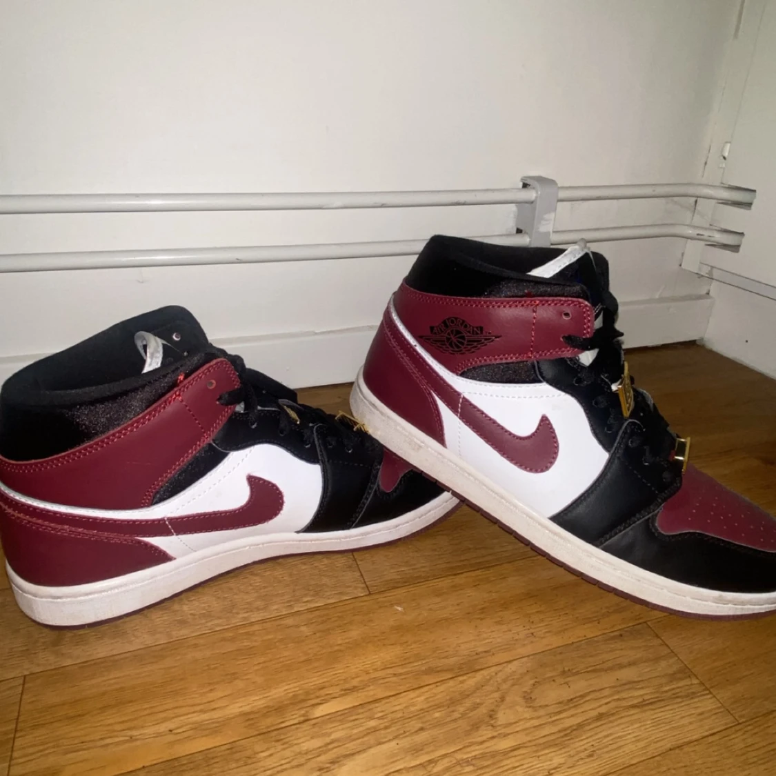 Nike Air Jordans i vinrött och svart