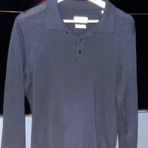 These glory days  långärmad pikétröja mörkblå! - Säljer denna tvär feta  stilrena mörkblåa  långärmade pikétröja med knappar vid halsen.  Superior cotton🤩. Perfekt för en avslappnad men ändå uppklädd look. Tröjan har en klassisk krage och är tillverkad i ett mjukt material. Nypris 899, mitt pris 450😍🙏🏽.  Tveka aldrig på att fråga någon fråga!🙋😇