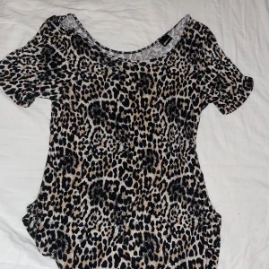 leopard t-shirt från gina - en gullig leopard t-shirt från gina tricot , använt 2-3 gånger .